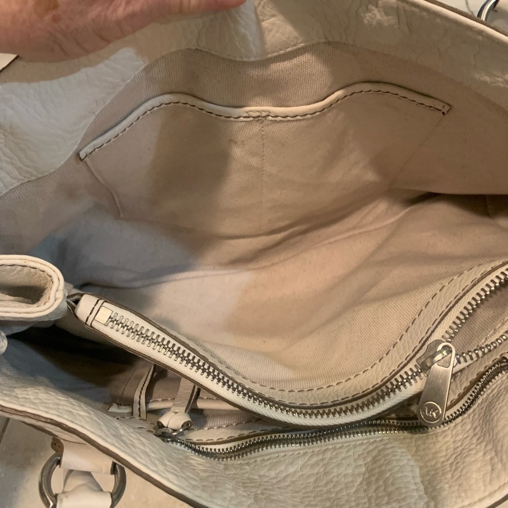 Michael Kors White Shoulder Bag with Structured Design - Picture 4 of 6